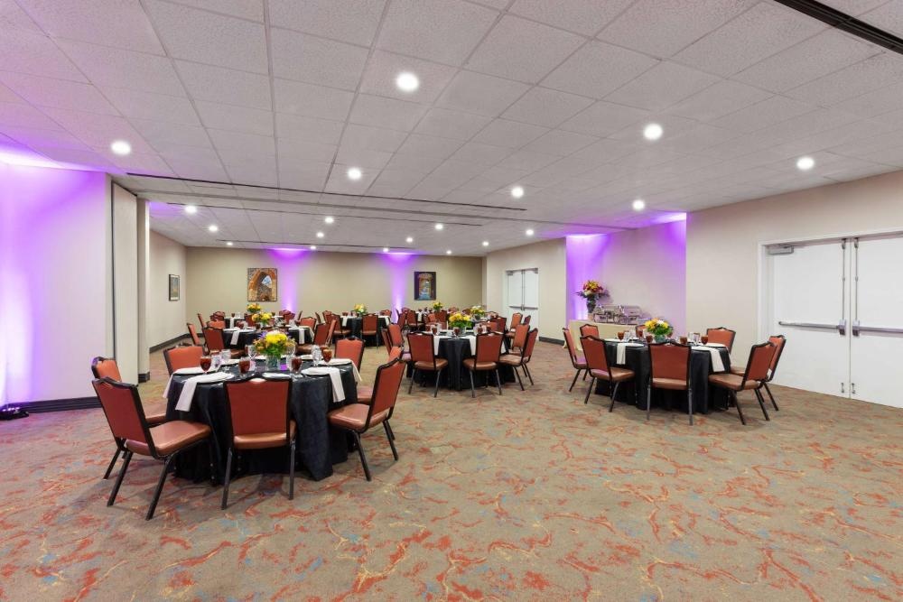 La Quinta Inn & Suites by Wyndham San Antonio Medical Center Image 16