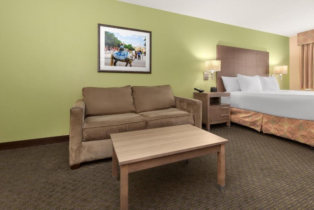 La Quinta Inn & Suites by Wyndham San Antonio Medical Center Image 25