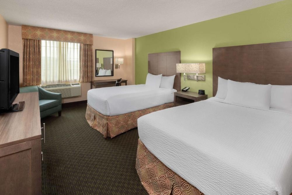 La Quinta Inn & Suites by Wyndham San Antonio Medical Center Image 37