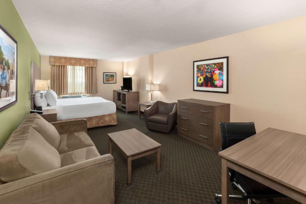 La Quinta Inn & Suites by Wyndham San Antonio Medical Center Image 39