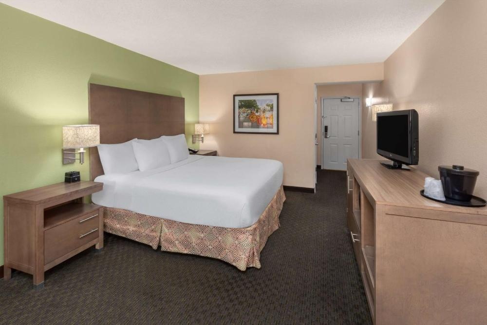 La Quinta Inn & Suites by Wyndham San Antonio Medical Center Image 43