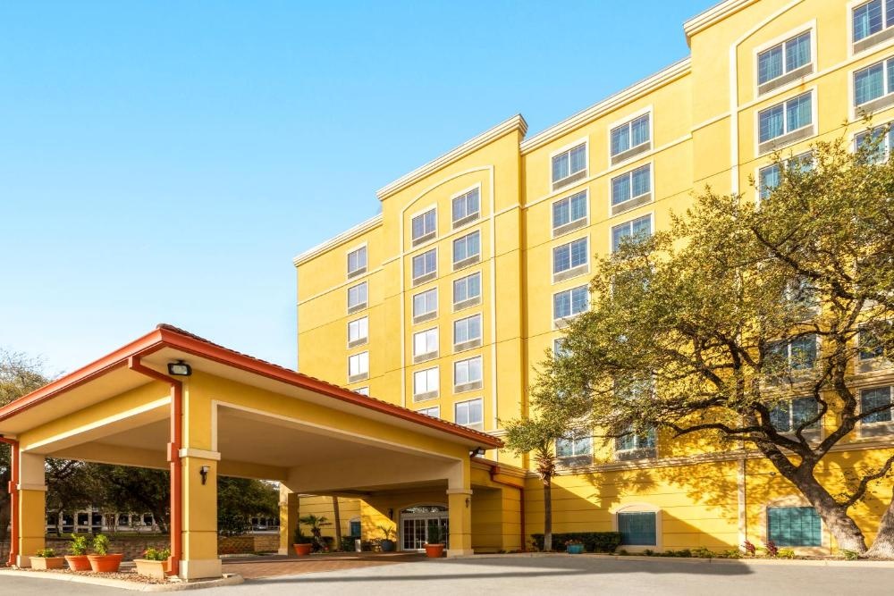 La Quinta Inn & Suites by Wyndham San Antonio Medical Center Image 49