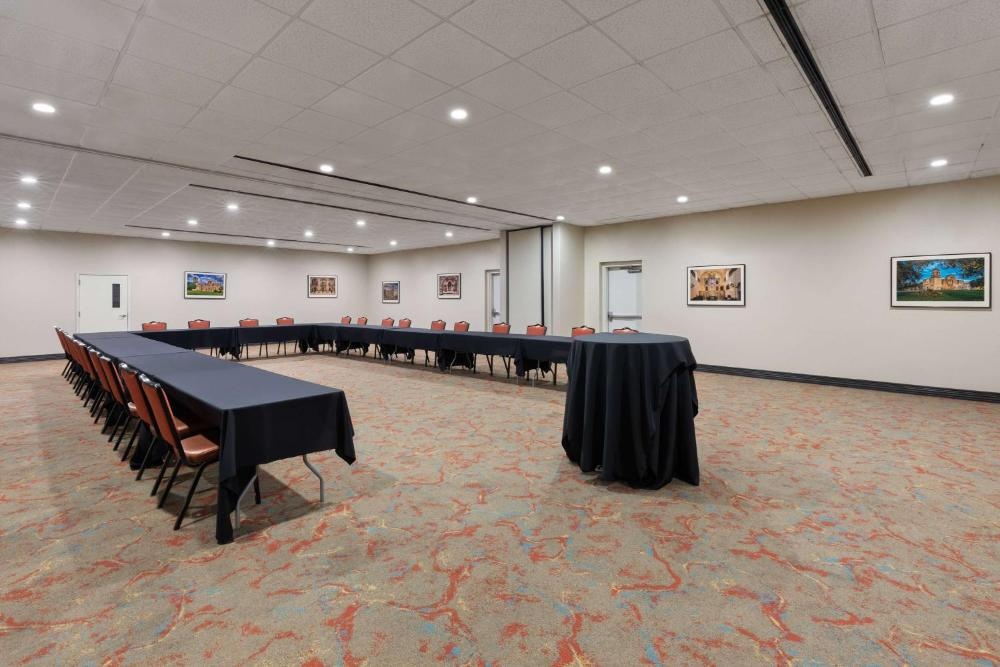 La Quinta Inn & Suites by Wyndham San Antonio Medical Center