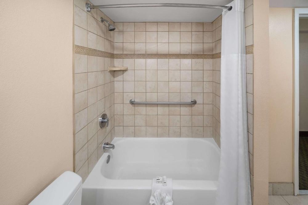 La Quinta Inn & Suites by Wyndham San Antonio Medical Center