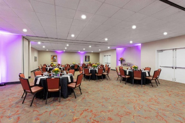 La Quinta Inn & Suites by Wyndham San Antonio Medical Center image 16