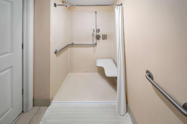 La Quinta Inn & Suites by Wyndham San Antonio Medical Center image 2