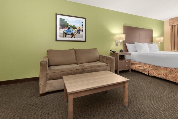 La Quinta Inn & Suites by Wyndham San Antonio Medical Center image 25
