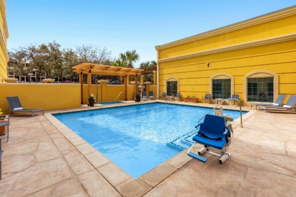 La Quinta Inn & Suites by Wyndham San Antonio Medical Center image 30