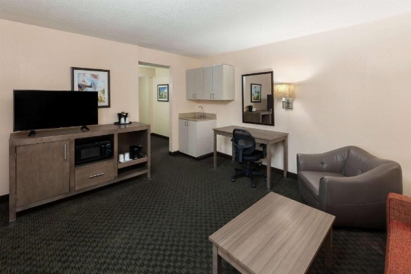 La Quinta Inn & Suites by Wyndham San Antonio Medical Center image 35