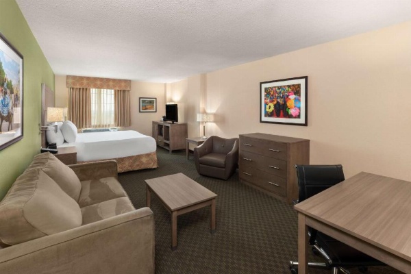 La Quinta Inn & Suites by Wyndham San Antonio Medical Center image 39
