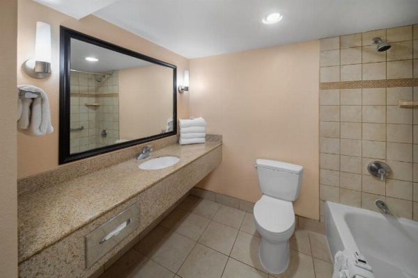 La Quinta Inn & Suites by Wyndham San Antonio Medical Center image 40