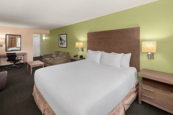 La Quinta Inn & Suites by Wyndham San Antonio Medical Center image 41