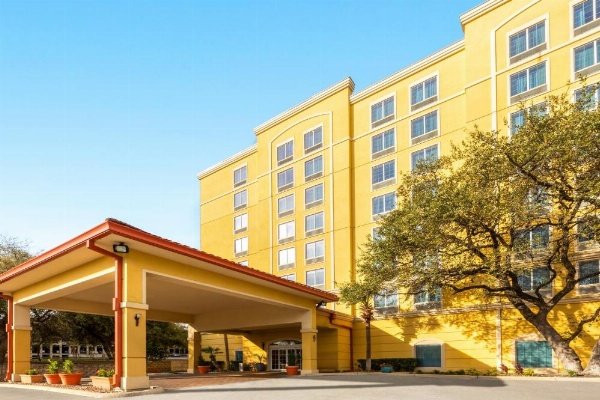 La Quinta Inn & Suites by Wyndham San Antonio Medical Center image 49