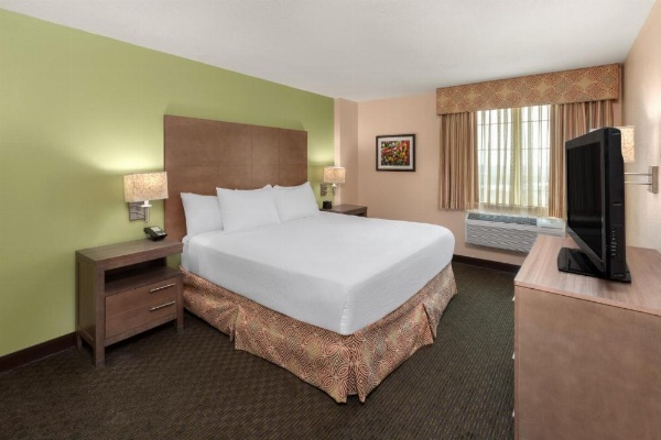 La Quinta Inn & Suites by Wyndham San Antonio Medical Center image 6
